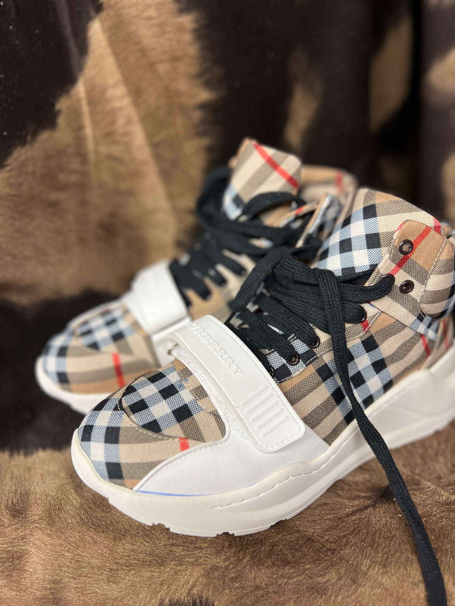 Women's Tennis Shoes (Size 7)