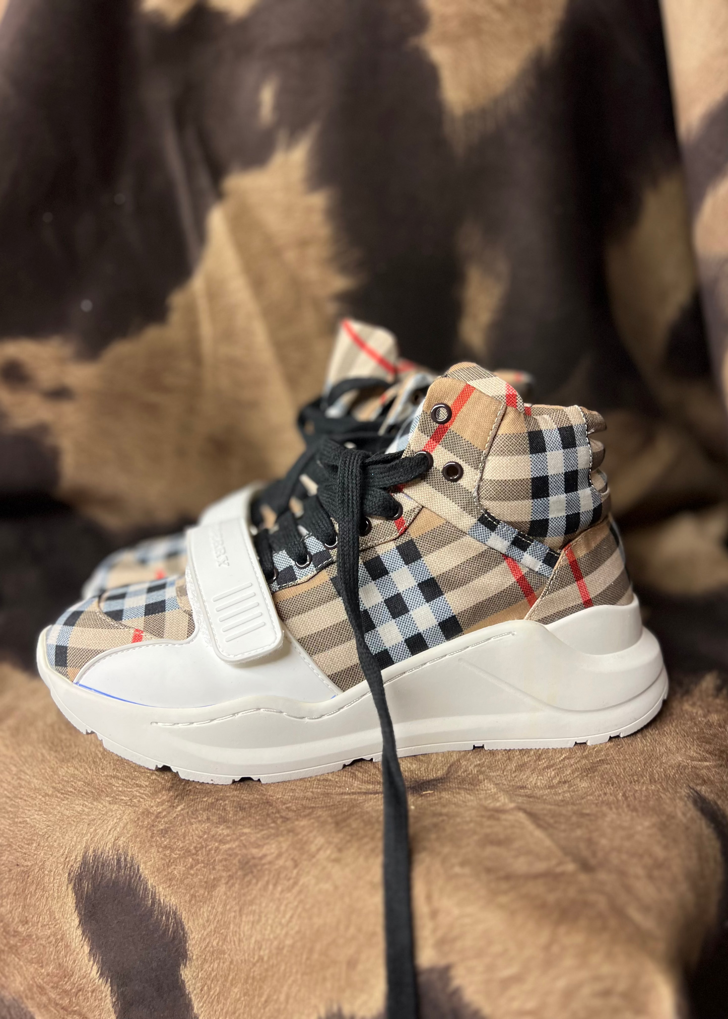 Women's Tennis Shoes (Size 7)